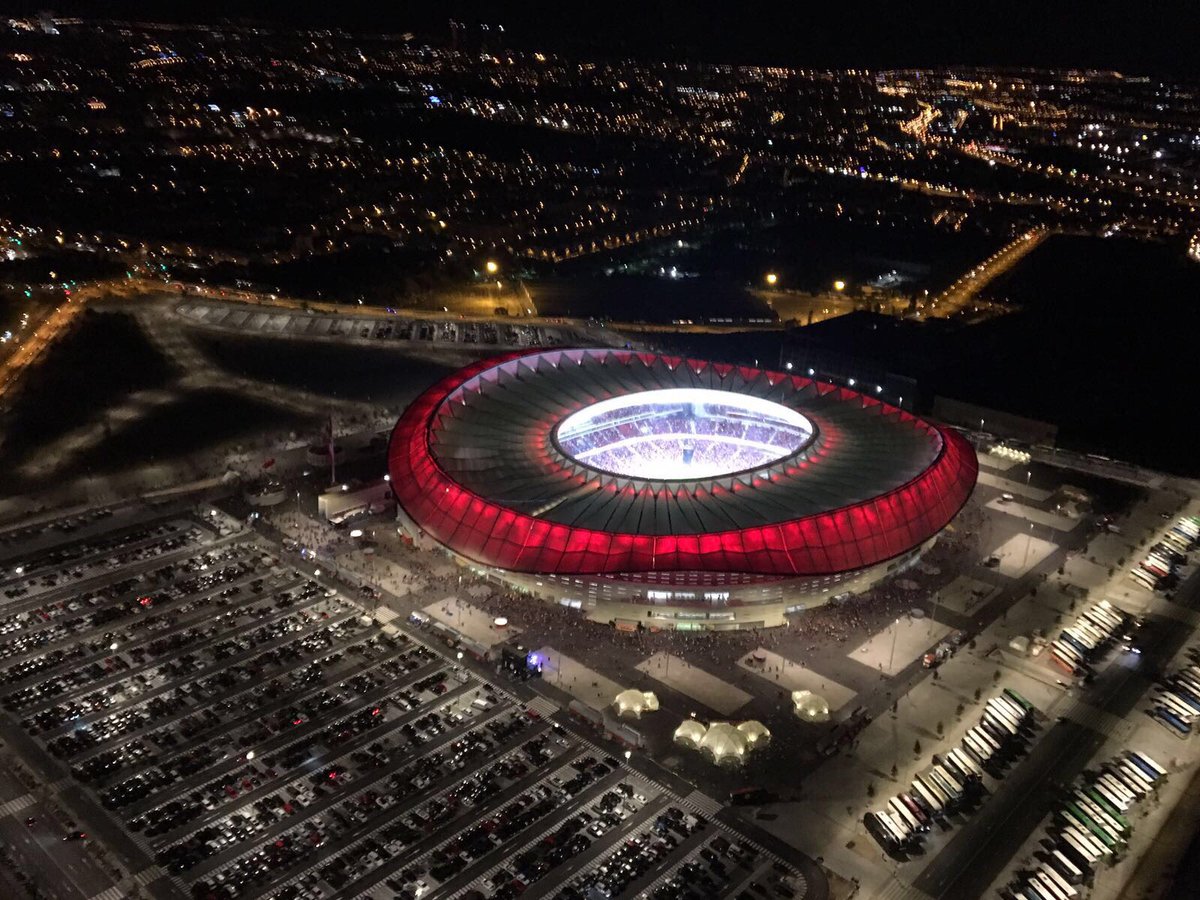 Черно красный стадион в Англии