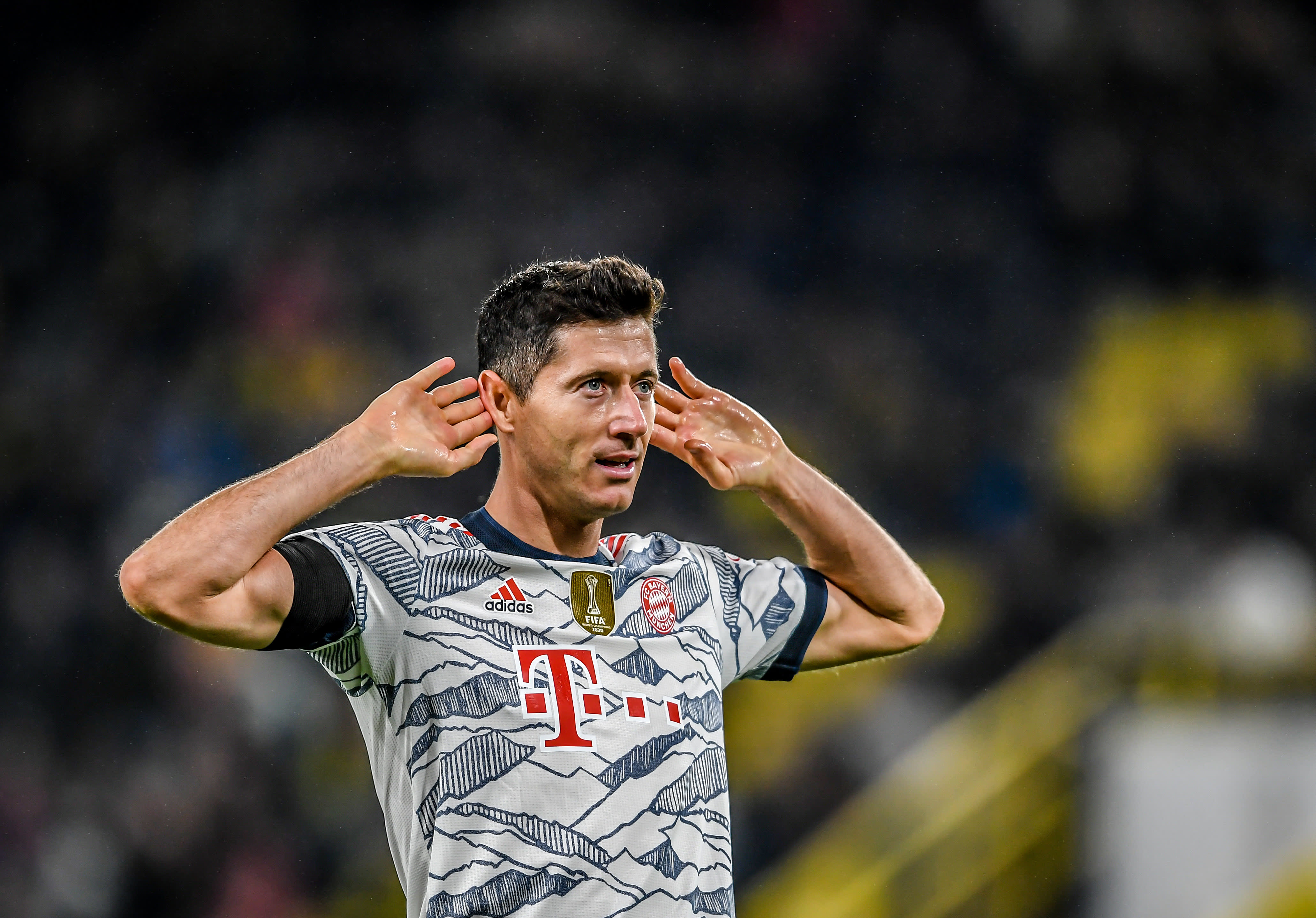 Левандовский футболист возраст. Robert Lewandowski 2022. Левандовский Бавария. Левандовски с трофеями.